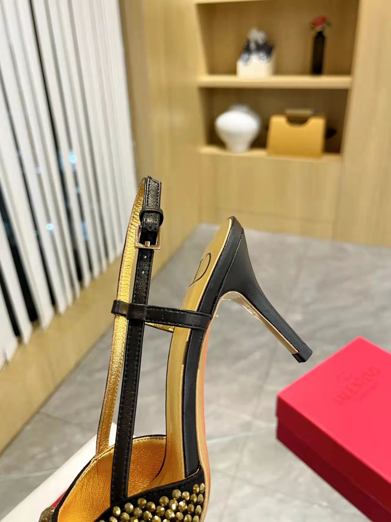 👟👟Ex-factory price 440👟👟 Genuine leather sole + 40 Kloesch diamond buckle Valentino.Valentino big v buckle single shoes ㊙️Latest series of counter genuine version with perfect details. Authentic products are made one to one. All details are consistent with genuine ones. The upper foot is very pedicure type. The key point is that it is very good and easy to control. It does not wear the feet and does not tire the feet. It is a walking artifact. The last shape is completely compared to the counter. The details are perfect. It is impossible to make such an exquisite product without the original version. Exclusive molded brass color. The highest version on the market. Fabric: imported sheepskin, lining and foot pads are all sheepskin. Color: 13 colors available. Sizes (34 to 42). Customized size 34 and 42. Non-returnable and non-exchangeable. Heel height: 7CM. Rubber sole. Genuine leather sole +40